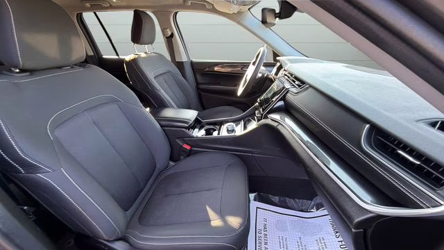 2023 Baltic Gray Metallic Clearcoat Jeep Grand Cherokee Laredo 4X4 SUV