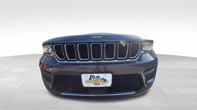 2023 Baltic Gray Metallic Clearcoat Jeep Grand Cherokee Laredo 4X4 SUV