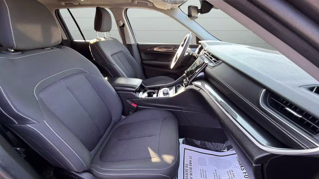 2023 Baltic Gray Metallic Clearcoat Jeep Grand Cherokee Laredo 4X4 SUV