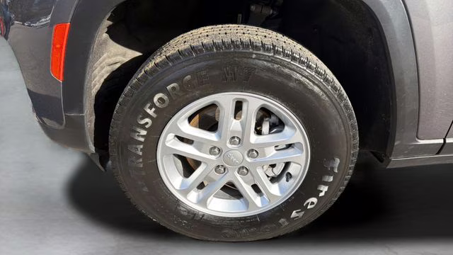 2023 Baltic Gray Metallic Clearcoat Jeep Grand Cherokee Laredo 4X4 SUV