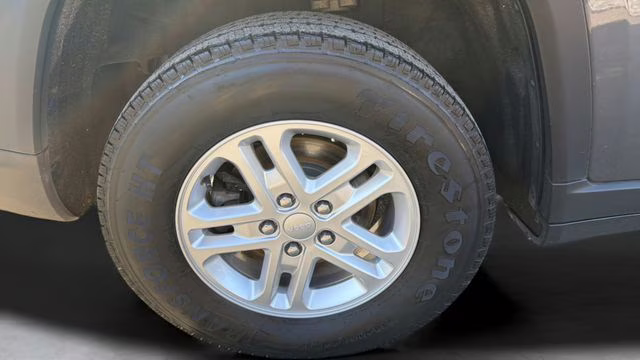 2023 Baltic Gray Metallic Clearcoat Jeep Grand Cherokee Laredo 4X4 SUV