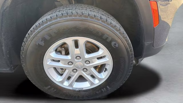 2023 Baltic Gray Metallic Clearcoat Jeep Grand Cherokee Laredo 4X4 SUV