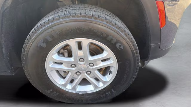 2023 Baltic Gray Metallic Clearcoat Jeep Grand Cherokee Laredo 4X4 SUV