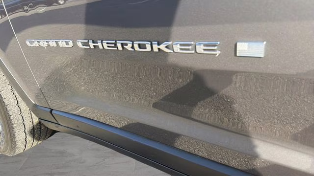 2023 Baltic Gray Metallic Clearcoat Jeep Grand Cherokee Laredo 4X4 SUV