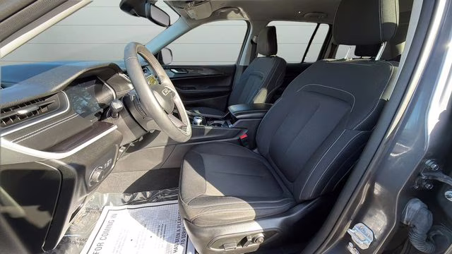 2023 Baltic Gray Metallic Clearcoat Jeep Grand Cherokee Laredo 4X4 SUV