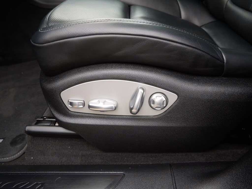 2021 Sapphire Blue Metallic Porsche Macan Base AWD SUV