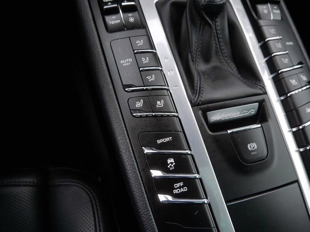 2021 Sapphire Blue Metallic Porsche Macan Base AWD SUV