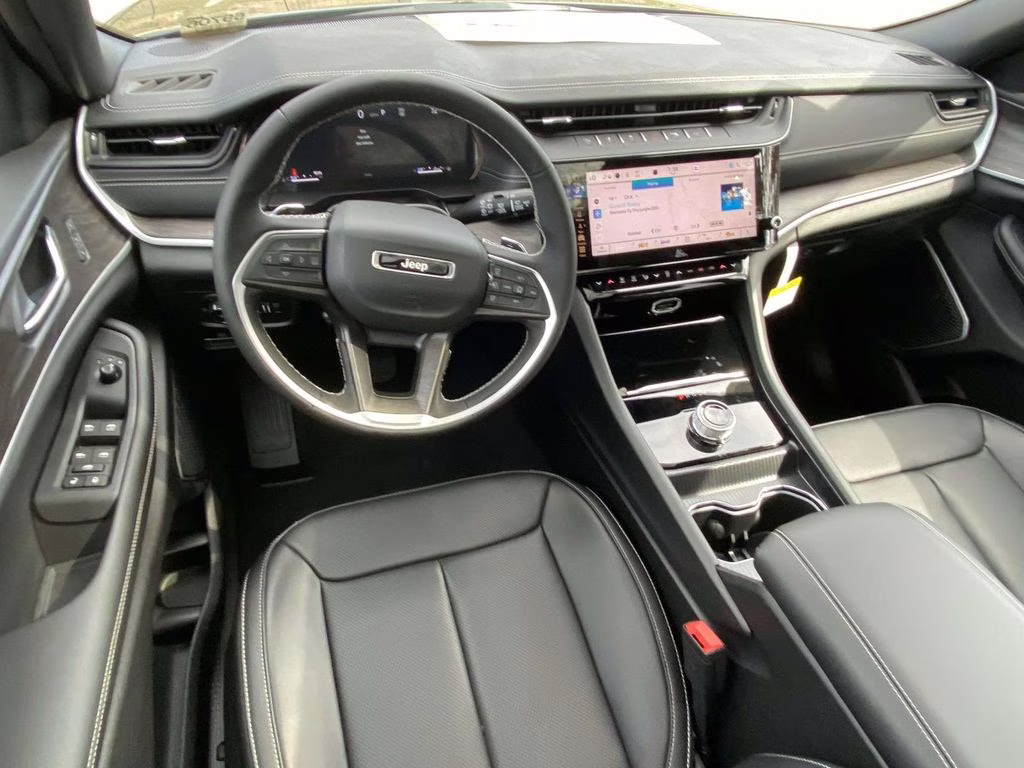 2026 Diamond Black Crystal Pearlcoat Jeep Grand Cherokee Limited RWD SUV