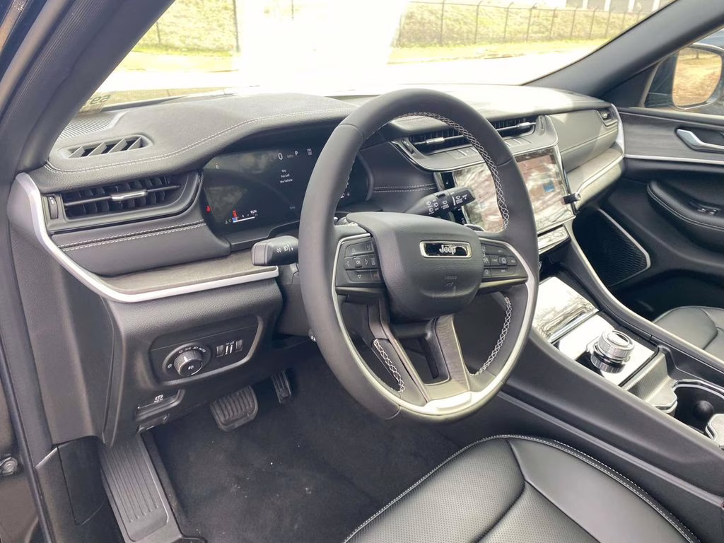 2026 Diamond Black Crystal Pearlcoat Jeep Grand Cherokee Limited RWD SUV