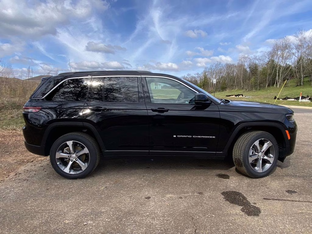 2026 Diamond Black Crystal Pearlcoat Jeep Grand Cherokee Limited RWD SUV