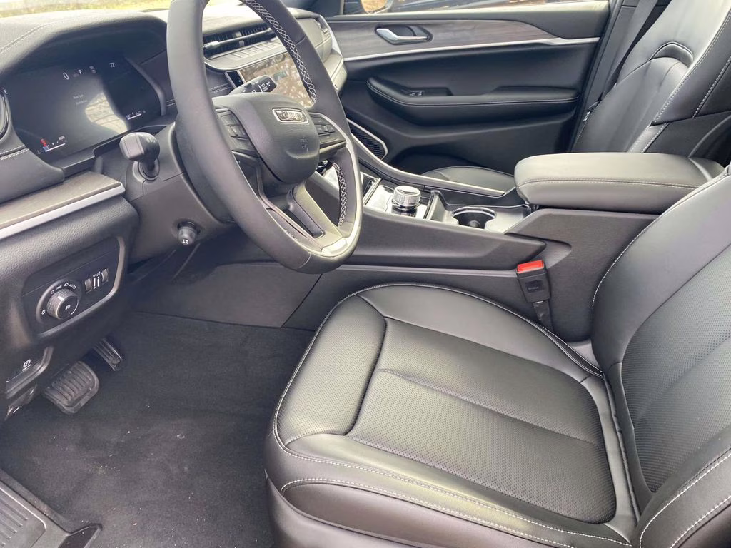 2026 Diamond Black Crystal Pearlcoat Jeep Grand Cherokee Limited RWD SUV