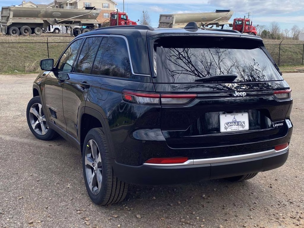 2026 Diamond Black Crystal Pearlcoat Jeep Grand Cherokee Limited RWD SUV