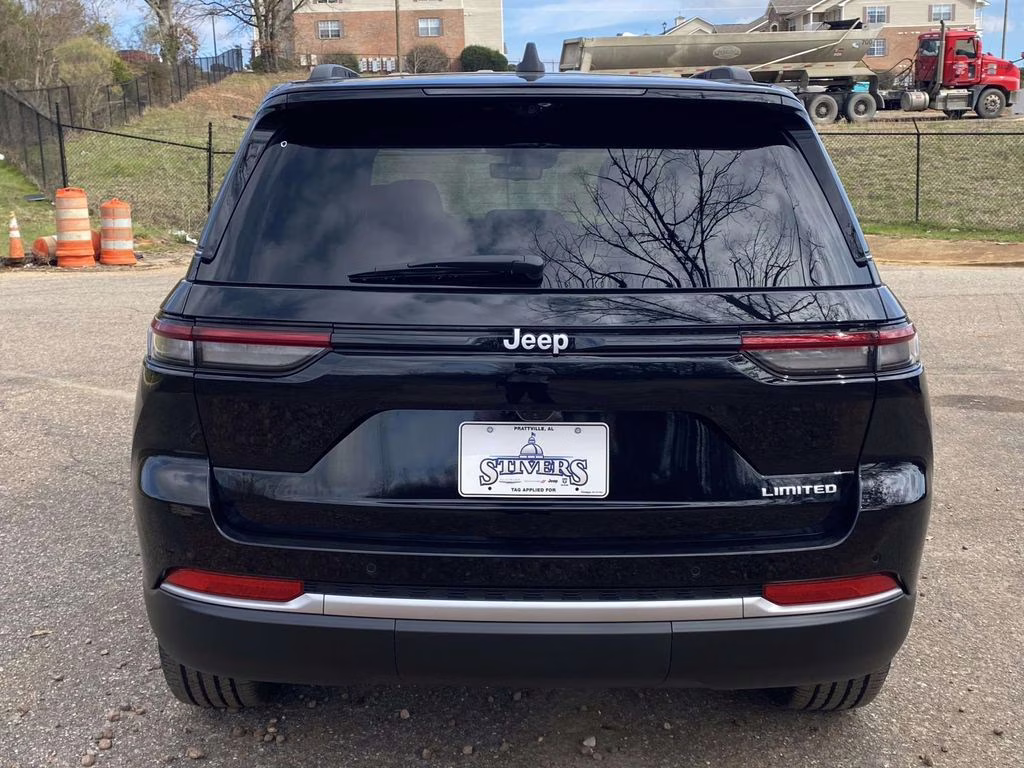 2026 Diamond Black Crystal Pearlcoat Jeep Grand Cherokee Limited RWD SUV