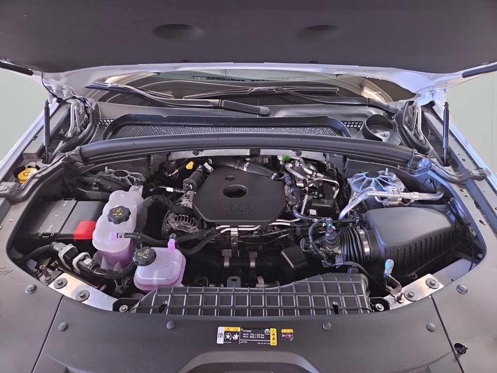 2026 Bright White Clearcoat Jeep Grand Cherokee Laredo 4X4 SUV