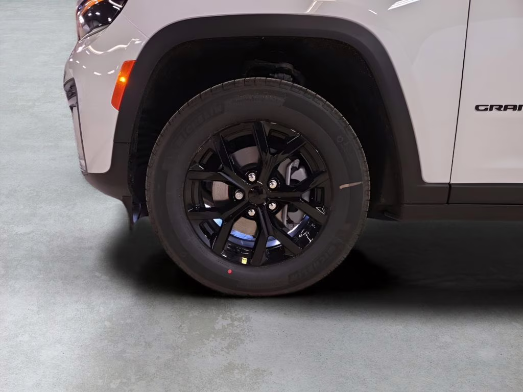 2026 Bright White Clearcoat Jeep Grand Cherokee Laredo 4X4 SUV