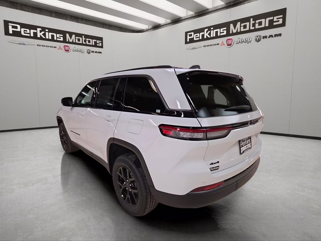 2026 Bright White Clearcoat Jeep Grand Cherokee Laredo 4X4 SUV