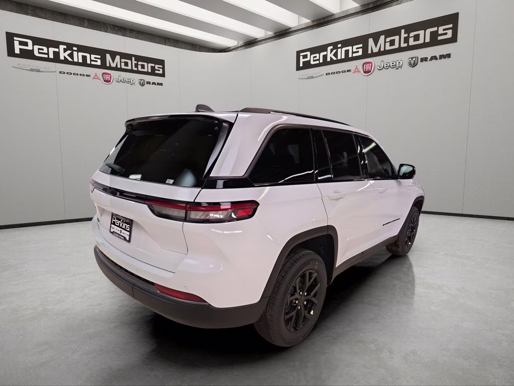 2026 Bright White Clearcoat Jeep Grand Cherokee Laredo 4X4 SUV