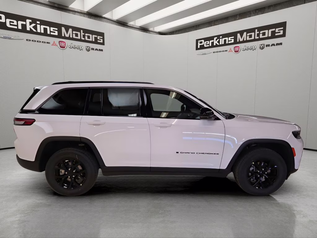 2026 Bright White Clearcoat Jeep Grand Cherokee Laredo 4X4 SUV