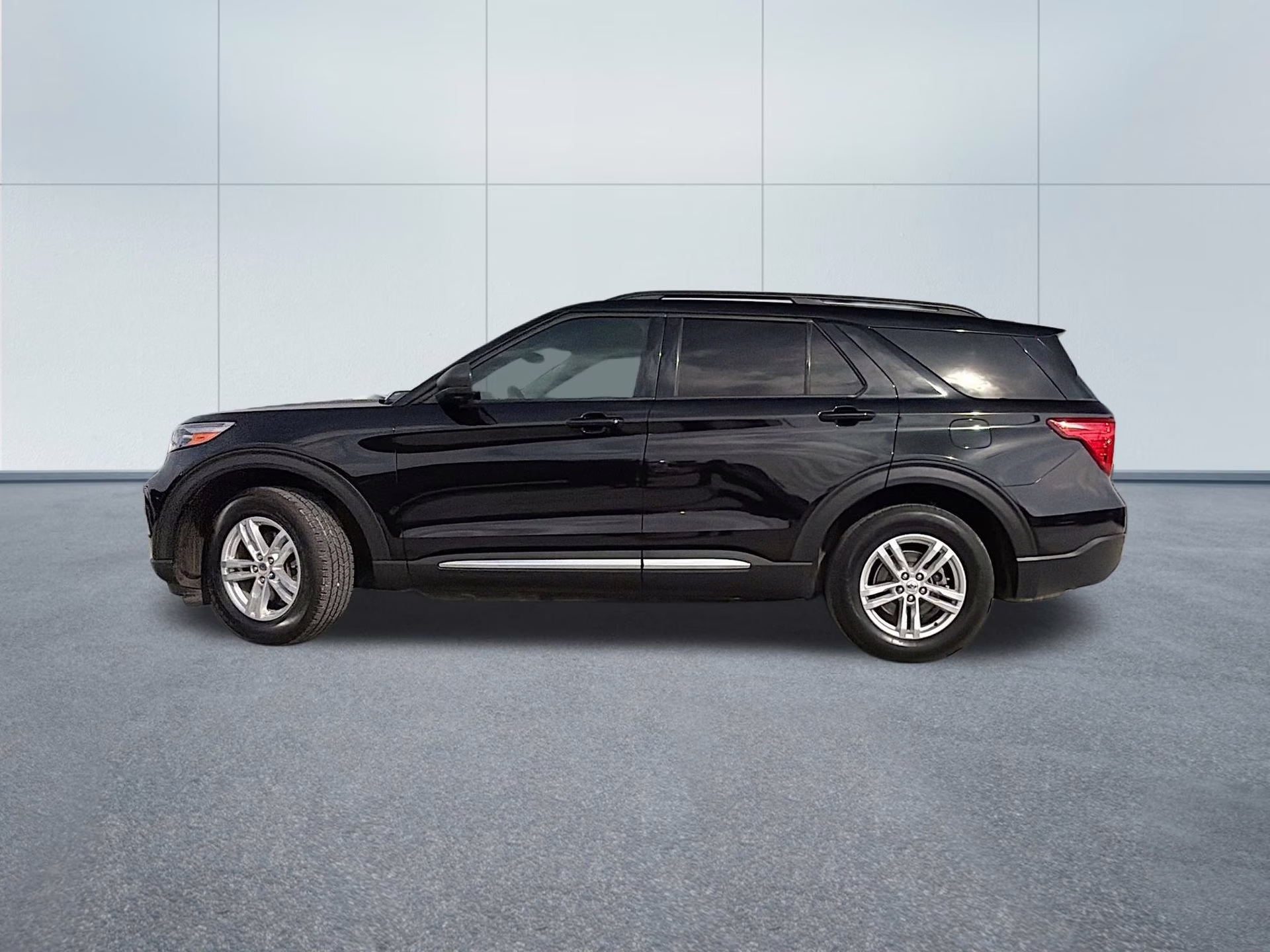 2021 Agate Black Metallic Ford Explorer XLT RWD SUV