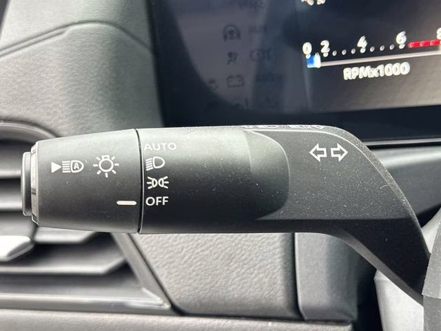 2026 Aspen White/Super Black Nissan Sentra SR FWD Sedan