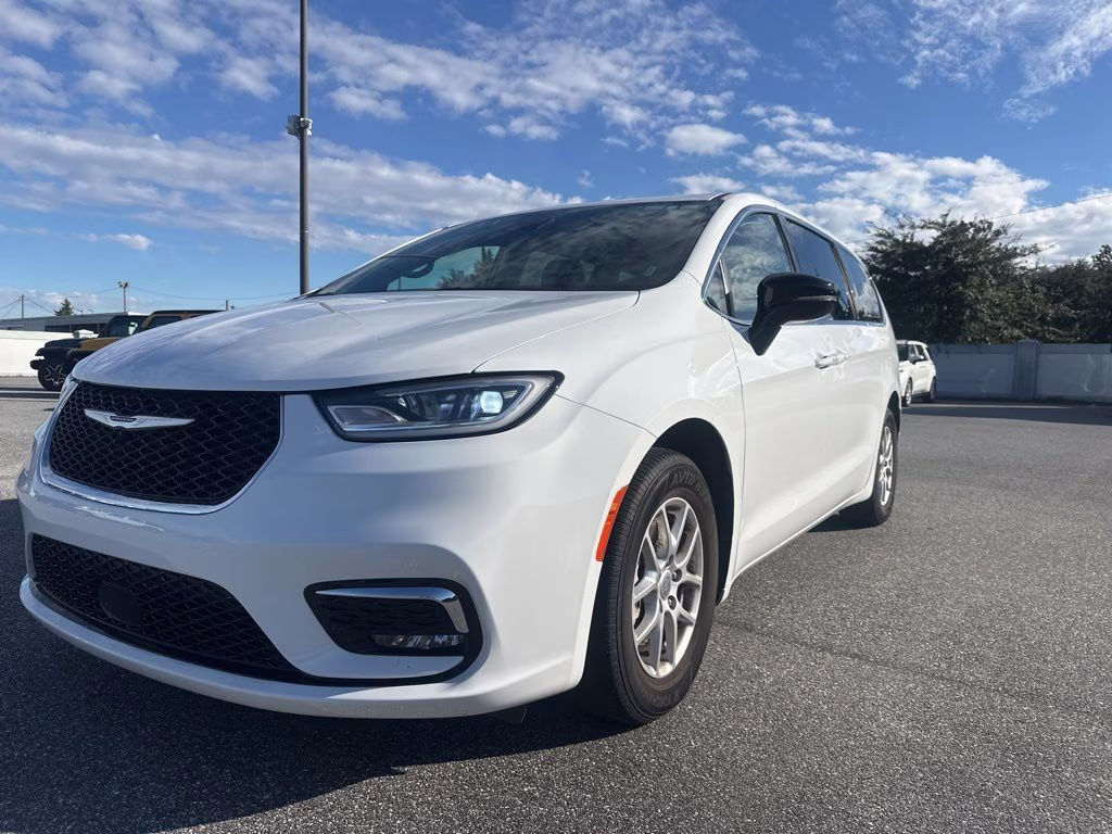 2024 Chrysler Pacifica Touring L's photo