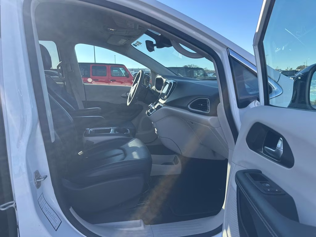 2024 Bright White Clearcoat Chrysler Pacifica Touring L FWD Van