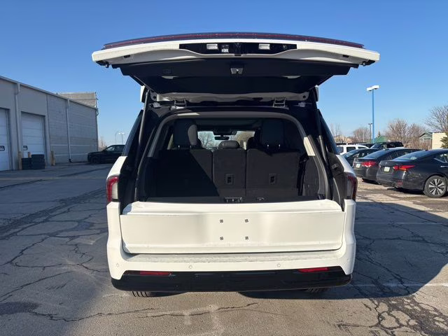 2026 Star White Metallic Tri-Coat Lincoln Navigator Reserve 4X4 SUV