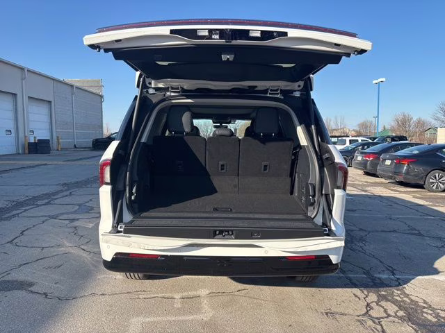 2026 Star White Metallic Tri-Coat Lincoln Navigator Reserve 4X4 SUV