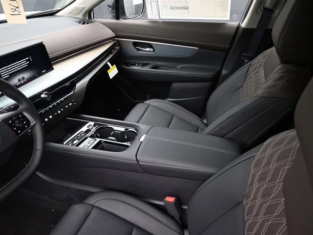 2026 Everest White Pearl/Black Nissan Murano Platinum AWD SUV