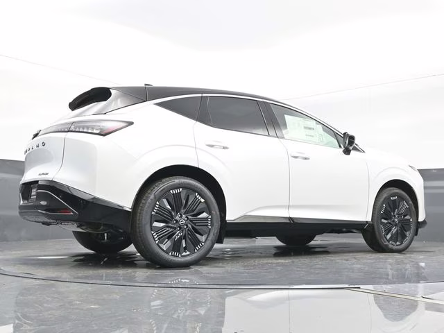 2026 Everest White Pearl/Black Nissan Murano Platinum AWD SUV