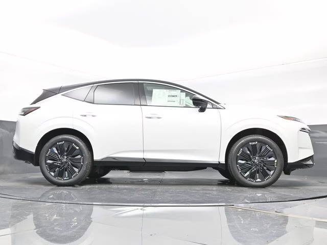 2026 Everest White Pearl/Black Nissan Murano Platinum AWD SUV