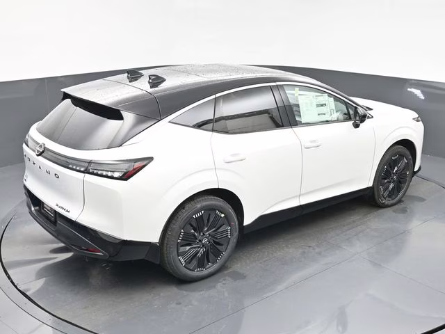 2026 Everest White Pearl/Black Nissan Murano Platinum AWD SUV