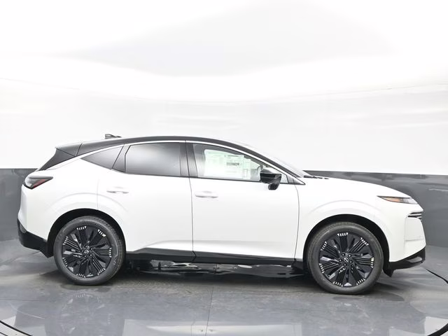 2026 Everest White Pearl/Black Nissan Murano Platinum AWD SUV