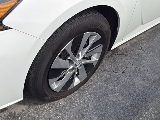 2025 Glacier White Nissan Altima 2.5 S FWD Sedan