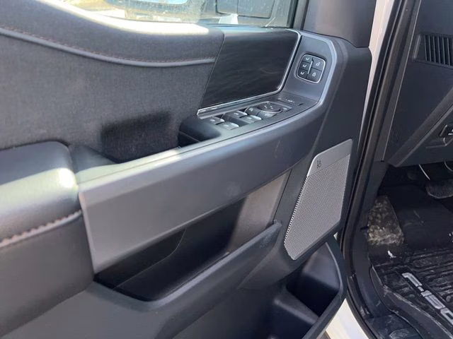 2025 White Metallic Ford F-150 Lariat 4X4 Truck