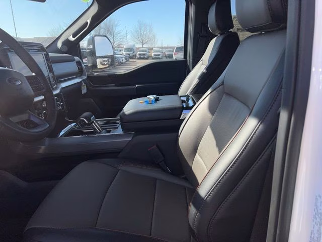 2025 White Metallic Ford F-150 Lariat 4X4 Truck