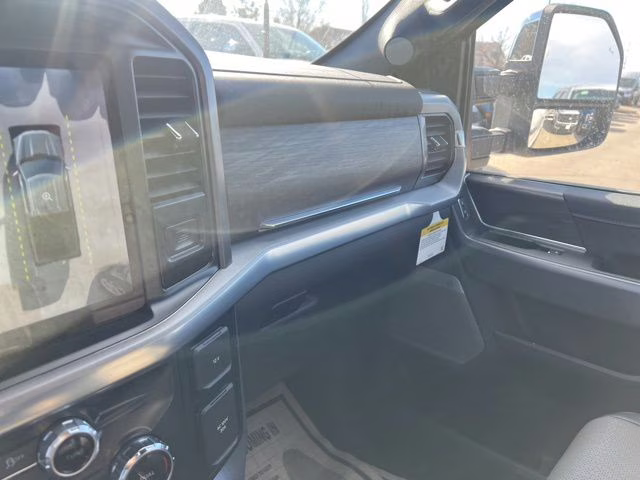 2025 White Metallic Ford F-150 Lariat 4X4 Truck