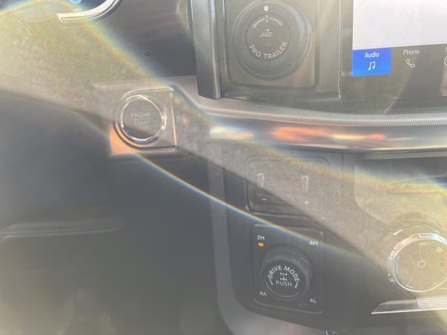 2025 White Metallic Ford F-150 Lariat 4X4 Truck