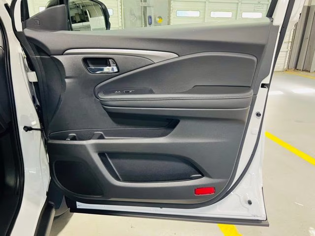 2026 Platinum White Honda Ridgeline RTL AWD Truck