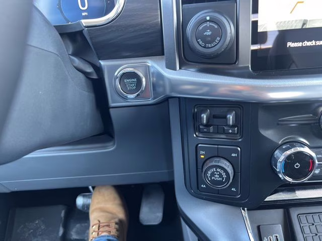 2025 Black Metallic Ford F-150 Lariat 4X4 Truck