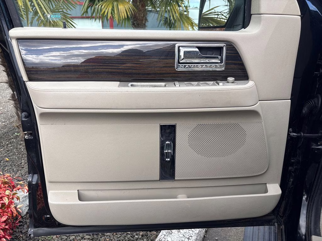 2009 Black Pearl Slate Clearcoat Metallic Lincoln Navigator Base RWD SUV