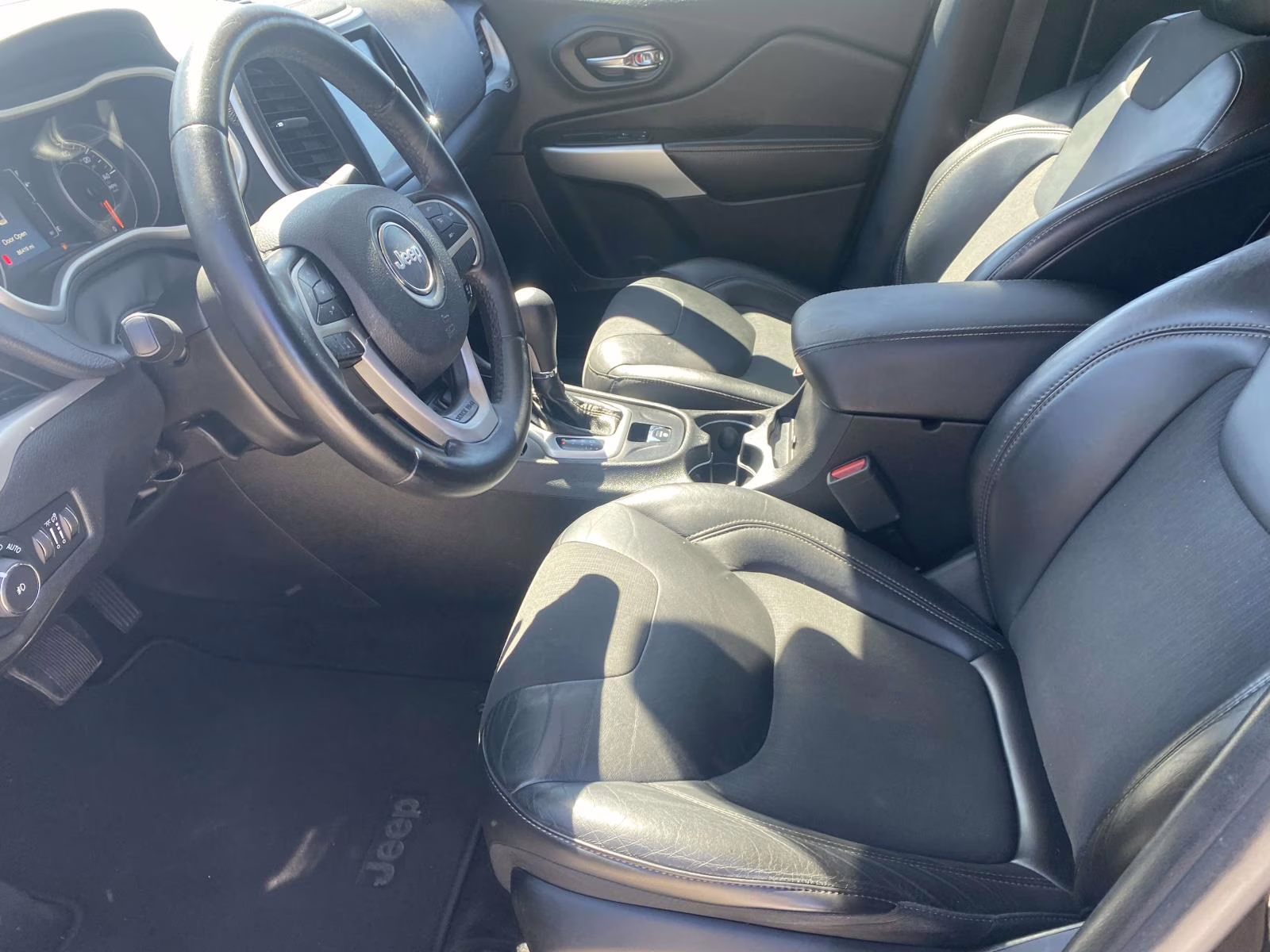 2018 Diamond Black Crystal Pearlcoat Jeep Cherokee Latitude Plus FWD SUV