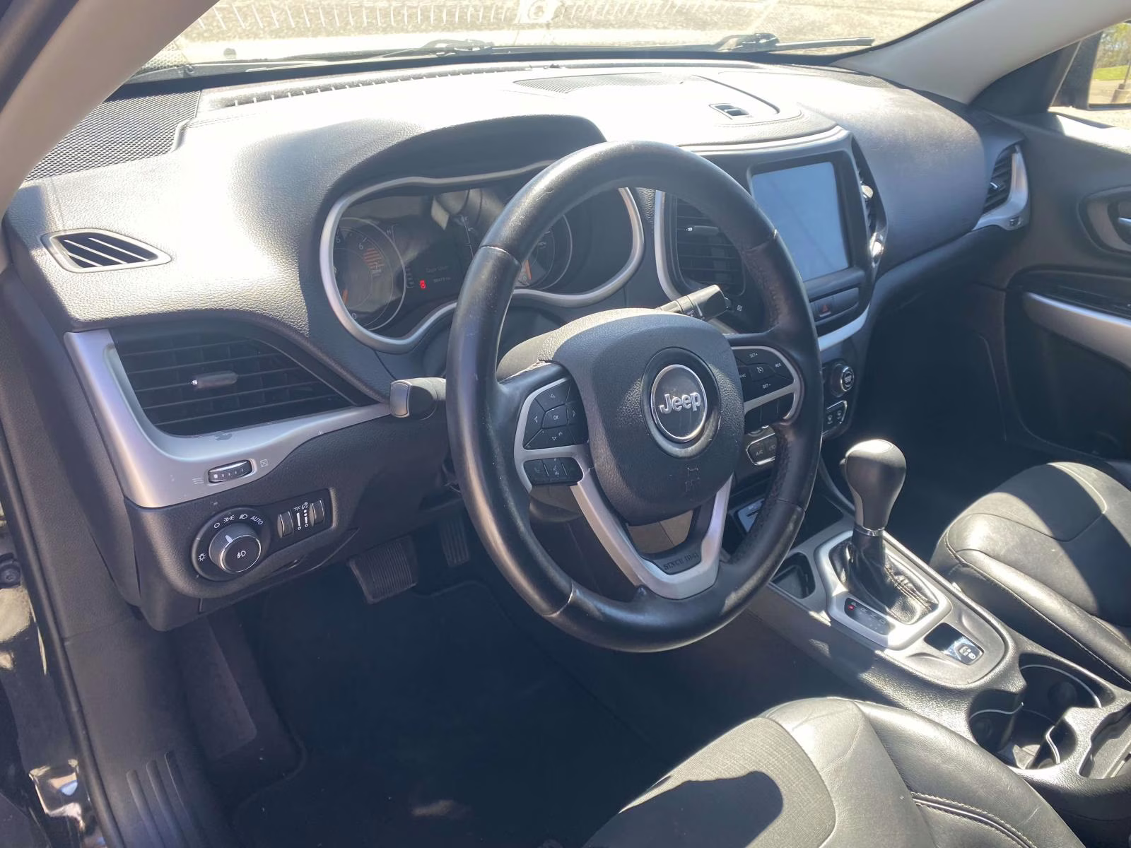 2018 Diamond Black Crystal Pearlcoat Jeep Cherokee Latitude Plus FWD SUV