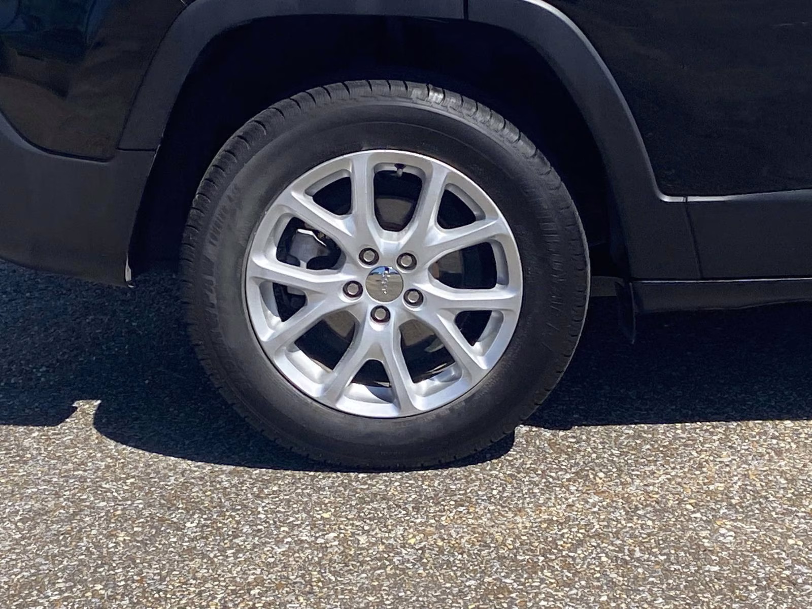 2018 Diamond Black Crystal Pearlcoat Jeep Cherokee Latitude Plus FWD SUV