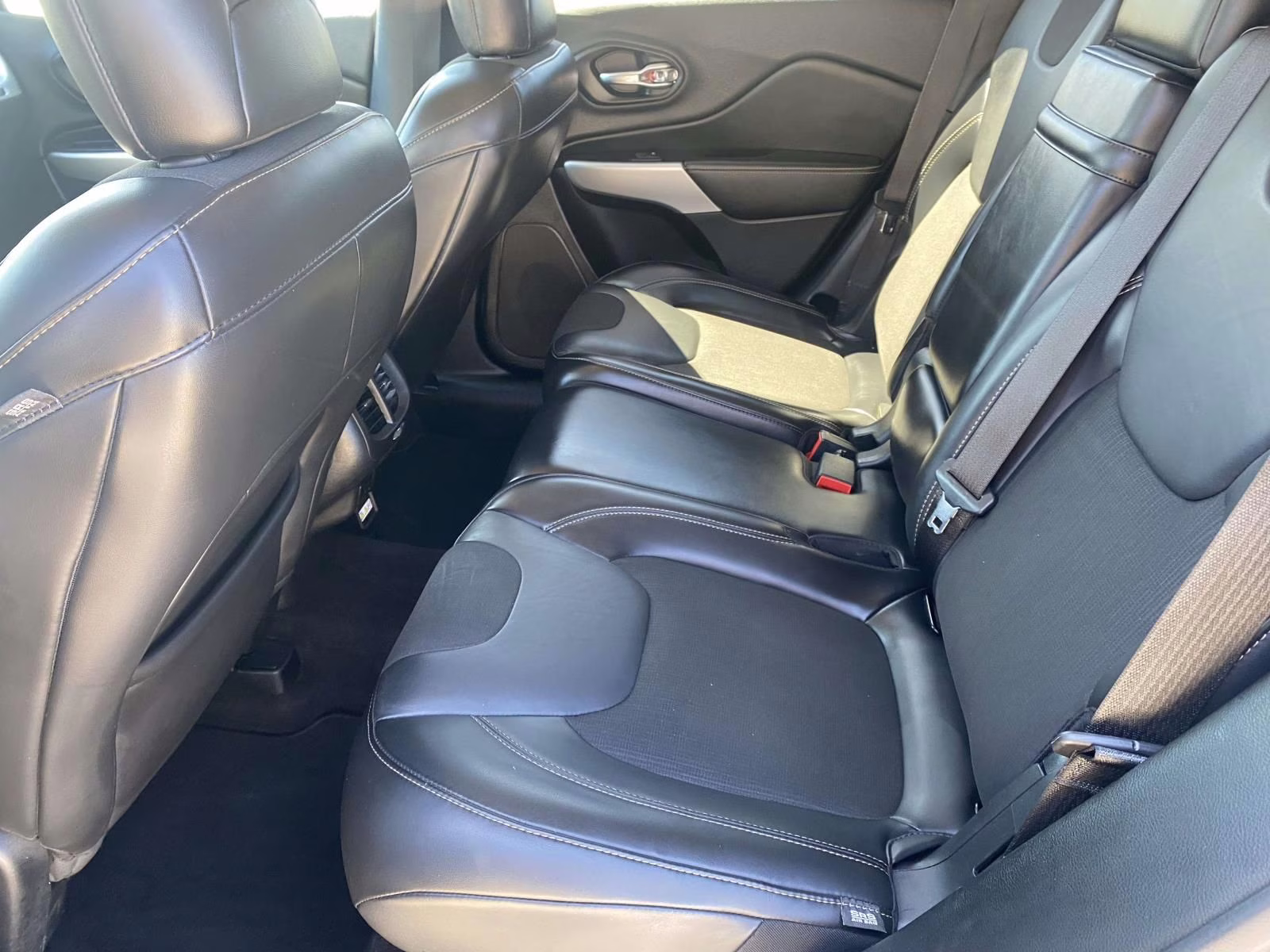 2018 Diamond Black Crystal Pearlcoat Jeep Cherokee Latitude Plus FWD SUV