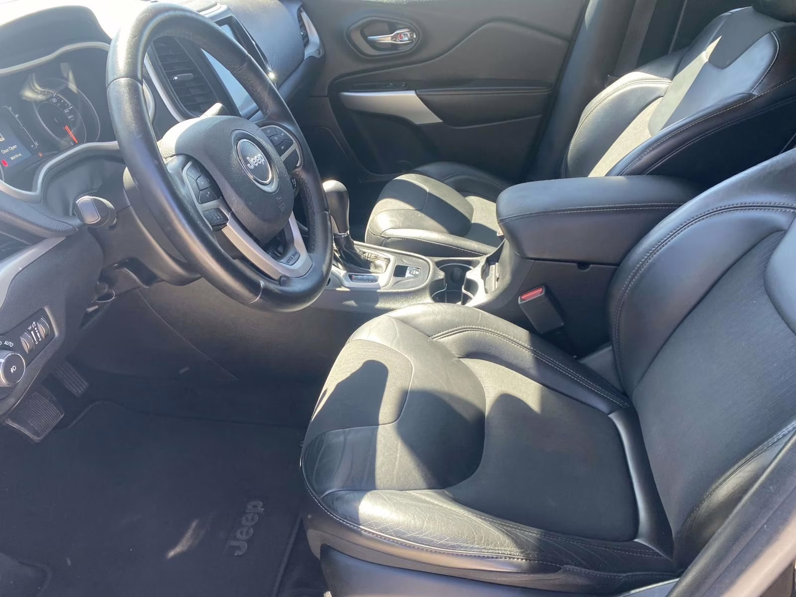 2018 Diamond Black Crystal Pearlcoat Jeep Cherokee Latitude Plus FWD SUV