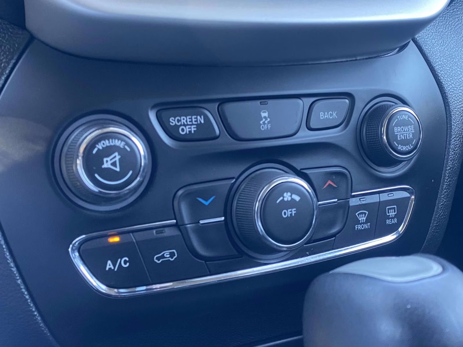 2018 Diamond Black Crystal Pearlcoat Jeep Cherokee Latitude Plus FWD SUV