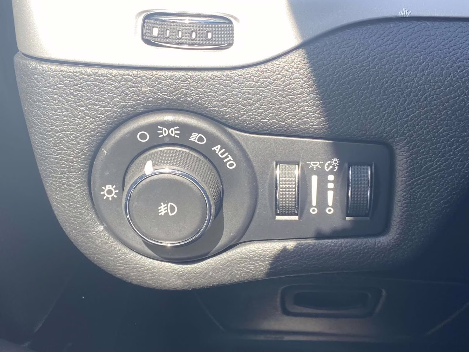 2018 Diamond Black Crystal Pearlcoat Jeep Cherokee Latitude Plus FWD SUV