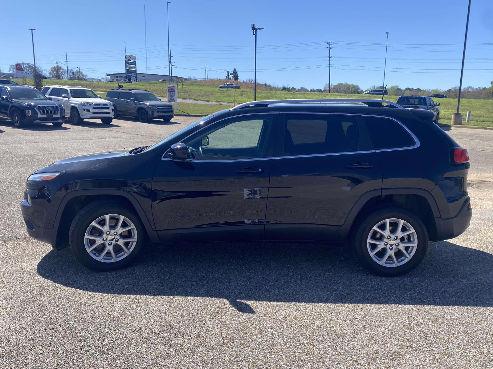 2018 Diamond Black Crystal Pearlcoat Jeep Cherokee Latitude Plus FWD SUV