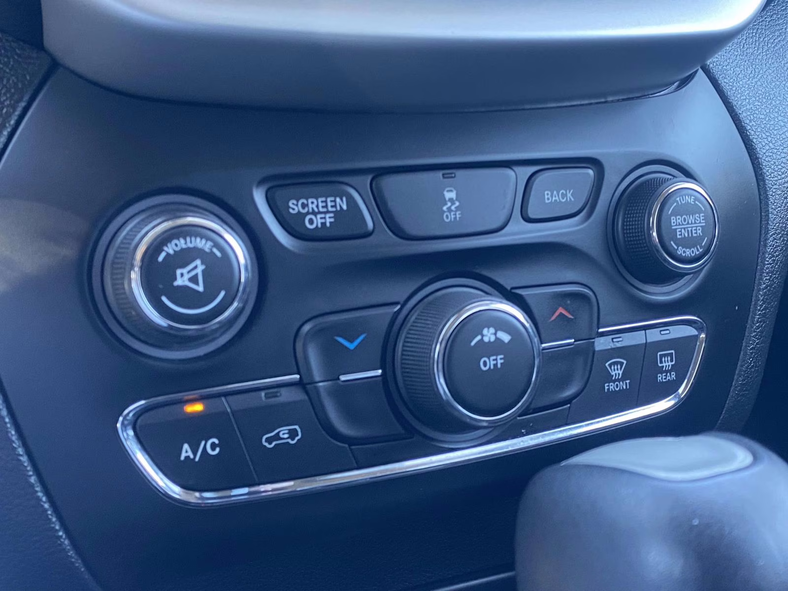 2018 Diamond Black Crystal Pearlcoat Jeep Cherokee Latitude Plus FWD SUV